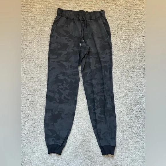 Lululemon Dark Camo Jogger Pants Athleisure Elastic Waist Drawstring Size 4 - Picture 3 of 9